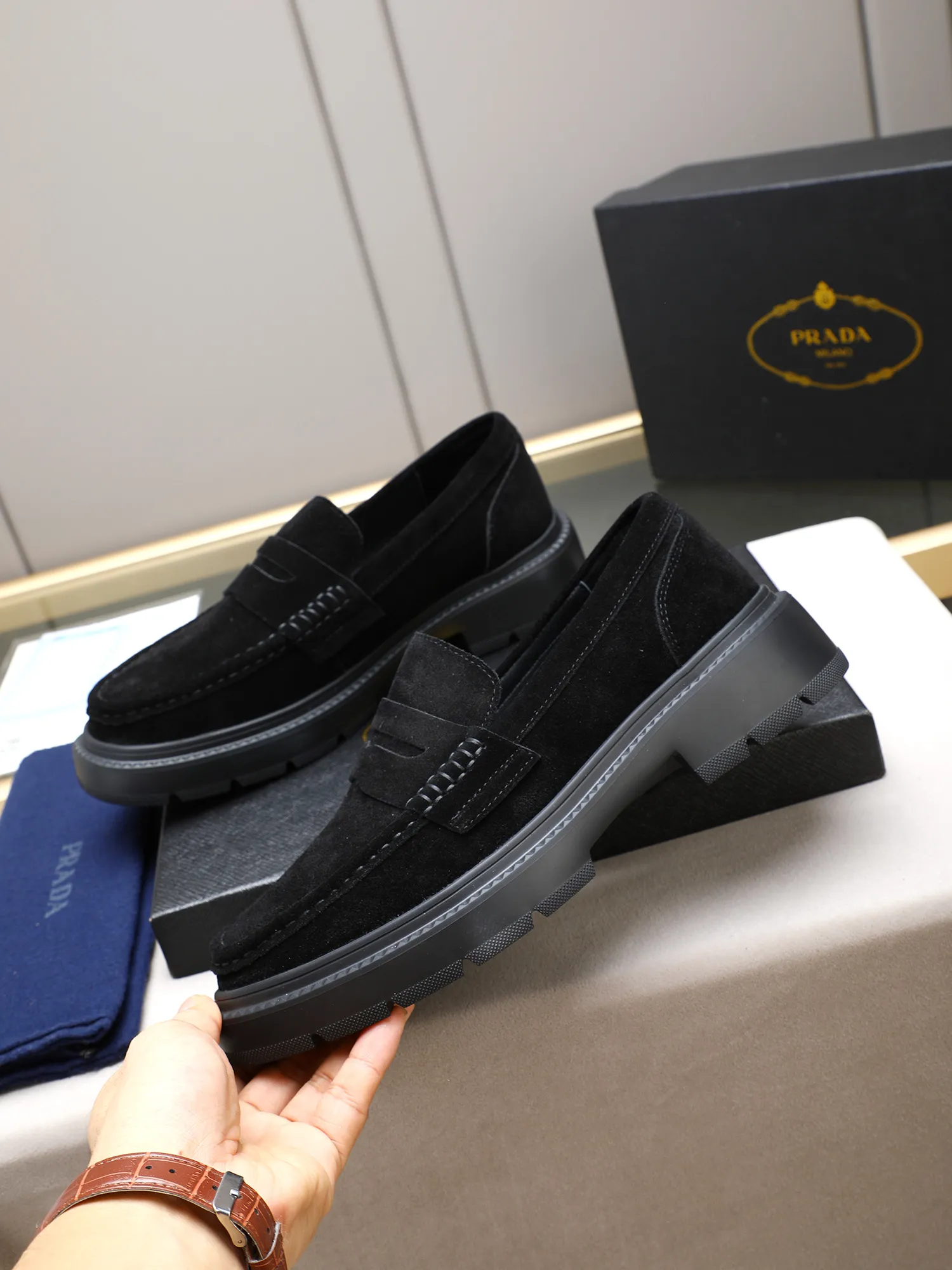 Men's shoes💰480 [Available on Tmall and Taobao major platforms] Prada men's best-selling premium casual leather shoes, imported first-layer matte cowhide loafers combine exquisite elements with modern charm, are strong in toughness, resistant to folding, not easily deformed, and durable in wear! Water-dyed sheep's ➕cow pad! Foam ultra-light and wear-resistant outsole, code number 38-44 (45 is custom-made, non-returnable and non-exchangeable)